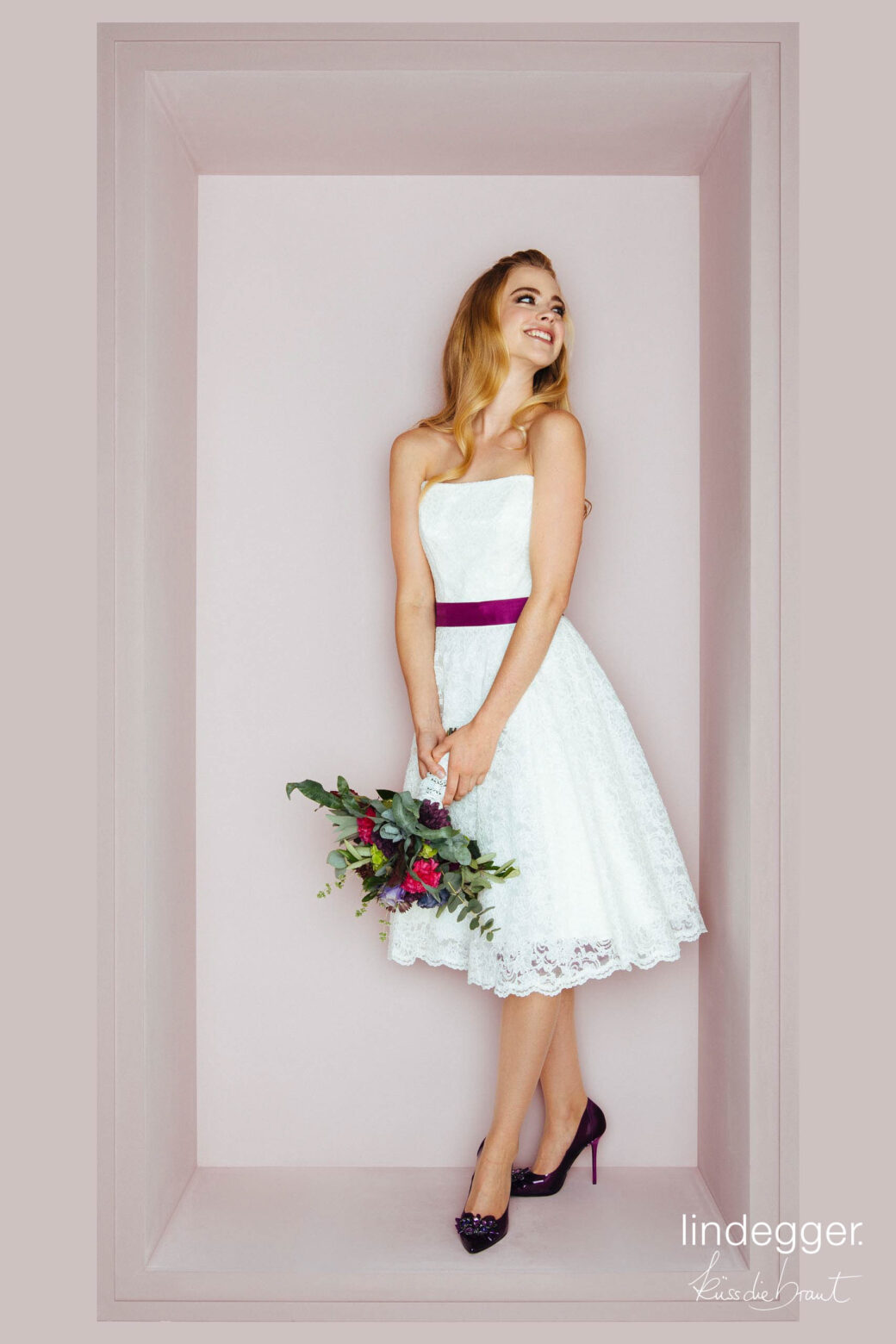 kurzes Brautkleid mit Spitze und GürtelBrautkleid A-Linie knieumspielend